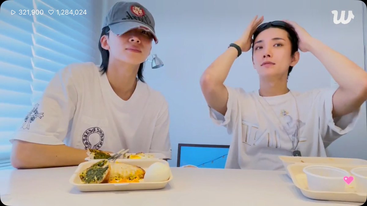 wonubliss's tweet photo. they switched their headwear 😄 https://t.co/QX70QUQajY