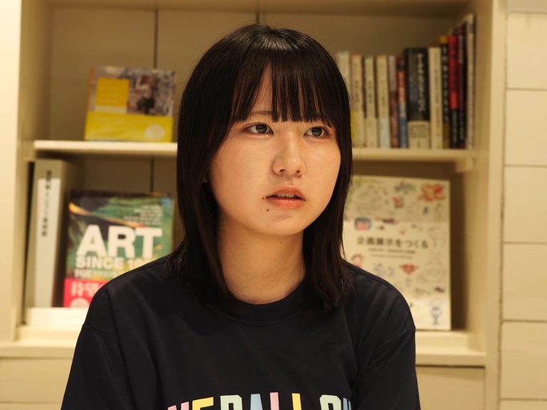 CineMalice2024's tweet photo. 【第37回東京学生映画祭】#東学祭
本日日曜のコンペ上映は16:30からです!前半3作品のご紹介です!
◆ 『#EMOLI』
監督:#波多野涼 (デジタルハリウッド大学)
https://t.co/uRIrrm3NOO
おたずねもののヒロイン「テン」と平凡な主人公「ミオ」の出会いの物語。
━━━━━━━━━━
「笑顔」の概念が変わり、携帯型デバイス「EMOLI」なしでは生きられない街。
主人公ミオはデバイス不要の特異体質だったが、その効果が薄れ、仕方なくEMOLIを買いに出かける。そこで出会ったのは、指名手配中の反EMOLI派の少女テンだった。
彼女の「本物の笑顔」に心を揺さぶられたミオは、彼女の手を取り共に行動することを決める。
━━━━━━━━━━
◆『#除霊』
監督:#青木志央理 (京都工芸繊維大学)
https://t.co/iKXX1BuVq5
泥棒を“幽霊”と勘違い!?勘違いが連鎖するドタバタコメディー!
━━━━━━━━━━
不運なことばかり起こる主人公・みのりは、占い師に「家に幽霊がいるせいだ」と告げられる。そんなある日、帰宅すると、ベッドの下に見知らぬ男が隠れていた。
本当は泥棒だったのだが、みのりは彼を“幽霊”だと勘違いしてしまう。彼を成仏させるため、未練を晴らす手伝いをすることになって…。
勘違いが連鎖するドタバタコメディー!
━━━━━━━━━━
◆『#なにも知らない』
監督:#楠城昇馬 (早稲田大学大学院)
https://t.co/pxamdQ3qsD
「ただ見つめる」ということの難しさ
━━━━━━━━━━
部下への指導がパワハラとして訴えられ、会社から一時的な自宅謹慎を命じられた琢磨。大学受験を控える娘の莉子は、父・琢磨を心配しながらも、密かに部下の妻と会う。
━━━━━━━━━━