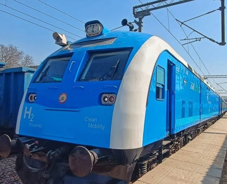 The_Gopal_Patha's tweet photo. 🚨🚨 Massive story 🚨🚨

India just ran its first hydrogen train.

Not a prototype. Not a test. Revenue service.

Jind to Sonipat, Haryana.

89 kilometres. 10 coaches. 2,600 passengers.

The world's longest hydrogen passenger train operating on broad gauge, confirmed.

Only emission: water vapour.

The refuelling facility at Jind stores 
3,000 kg of hydrogen.

India designed, built and licensed it entirely in-house.

Germany built its first hydrogen train in 2018 with 2 coaches.

India built one with 10 in 2026.

While some were busy debating freebies, India was busy building the future.

@AshwiniVaishnaw @RailMinIndia