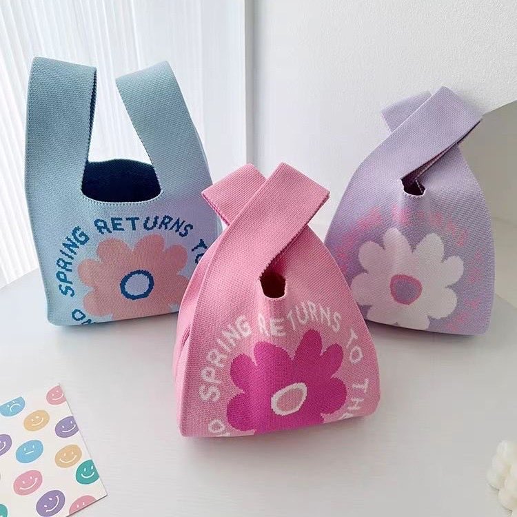 helov3jae's tweet photo. THIS MIGHT BE... tote bag paling gemes yang aku temuin akhir-akhir ini. 😭🎀

Modelnya estetik, muat banyak barang, dan gampang dipaduin sama outfit apa aja. https://t.co/fIiCVfoedg