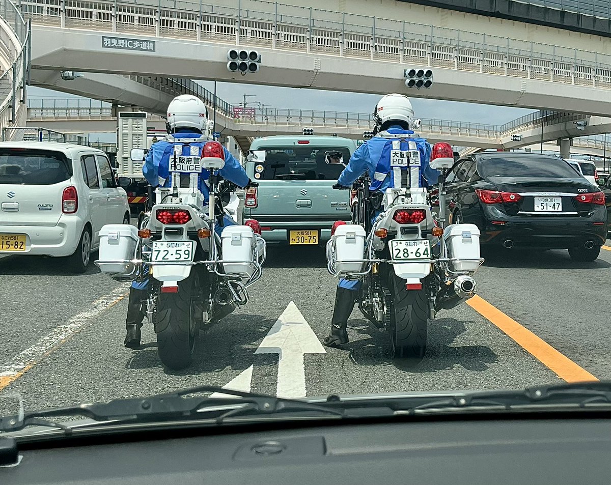 katana_suzi's tweet photo. CB1300SFの白バイ右と左でマフラー違うな。年式違い？ https://t.co/UoPBxOLFdE