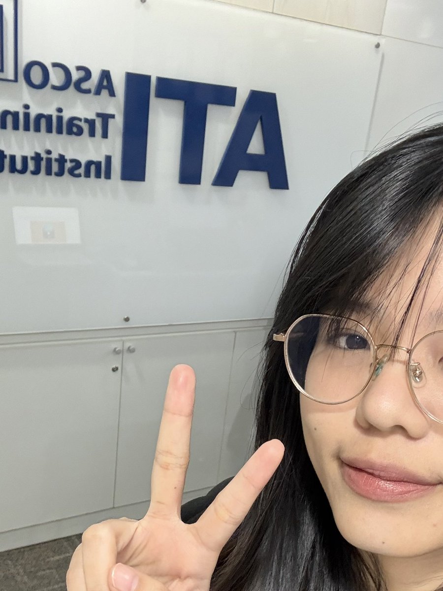 Whimchy's tweet photo. รีวิวสอบ IC License (P1) แบบสั้น ๆ เพราะจะขอตัวไปนอนก่อน นอนน้อยจัด ดูได้จากใต้ตา

อ่านอยู่ 3-4 วันเพราะทุกอย่างกระทันหันมาก รีบใช้ผล😭 เราเลยลงติวของ ATI คอร์ส 1,600 สอบฟรี 1 ครั้ง (ค่าสอบ 1,200) แต่มันไม่ใช่คอร์สเร่งรัดนะ คอร์สปูพื้นฐานเลย คลิปละชั่วโมง ดูจนตาแตก ทำ mock exam ไปรวม ๆ 700 ข้อได้ 5555555555

background เราเทรดคริปโต เทรดทอง เทรดหุ้นมานานก็จริง แต่เรียนมนุษย์ฯ ญี่ปุ่นมา ก็เรียกได้ว่าไม่มีพื้นฐานเกี่ยวกับตราสารและกองทุนเท่าไรเลย

คำแนะนำสำหรับคนที่จะสอบคือ นอนให้พอ นอนเยอะ ๆ เพราะ tricky มาก ทั้งคำถามทั้งชอยส์ จะหลอกกรุไปถึงไหน

ข้อสอบแยกหมวด 1-2-3 (แต่ไม่เรียงหมวดนะ จะสลับ ๆ มา) เราแนะนำให้จำสูตรว่าสูตรนี้อยู่ในหมวดไหน พวกที่มีคำนวณคือหมวด 1 กับ 3 ละเราจะเจอตัวแปรคล้าย ๆ กัน ถ้าแยกออกว่าคือคำถามหมวดไหนก็จะช่วยเลือกสูตรได้ดีขึ้นนะ

ขอลาไปนอนก่อนจร้า😭🙏🏻