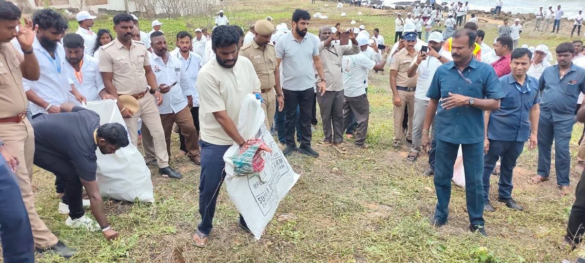Shibin_twitz's tweet photo. கன்னியாகுமரி கடற்கரை பகுதியில் தூய்மை பணியில் ஈடுபட்டு வரும் அண்ணாமலை அண்ணா ❤️

#Annamalai https://t.co/6fsjO81ndy