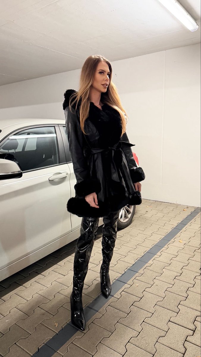 FindomNika's tweet photo. Nicht jeder bekommt einen Platz unter meinen Fußsohlen 🦶🏽💸 https://t.co/NtCYHe5TVL