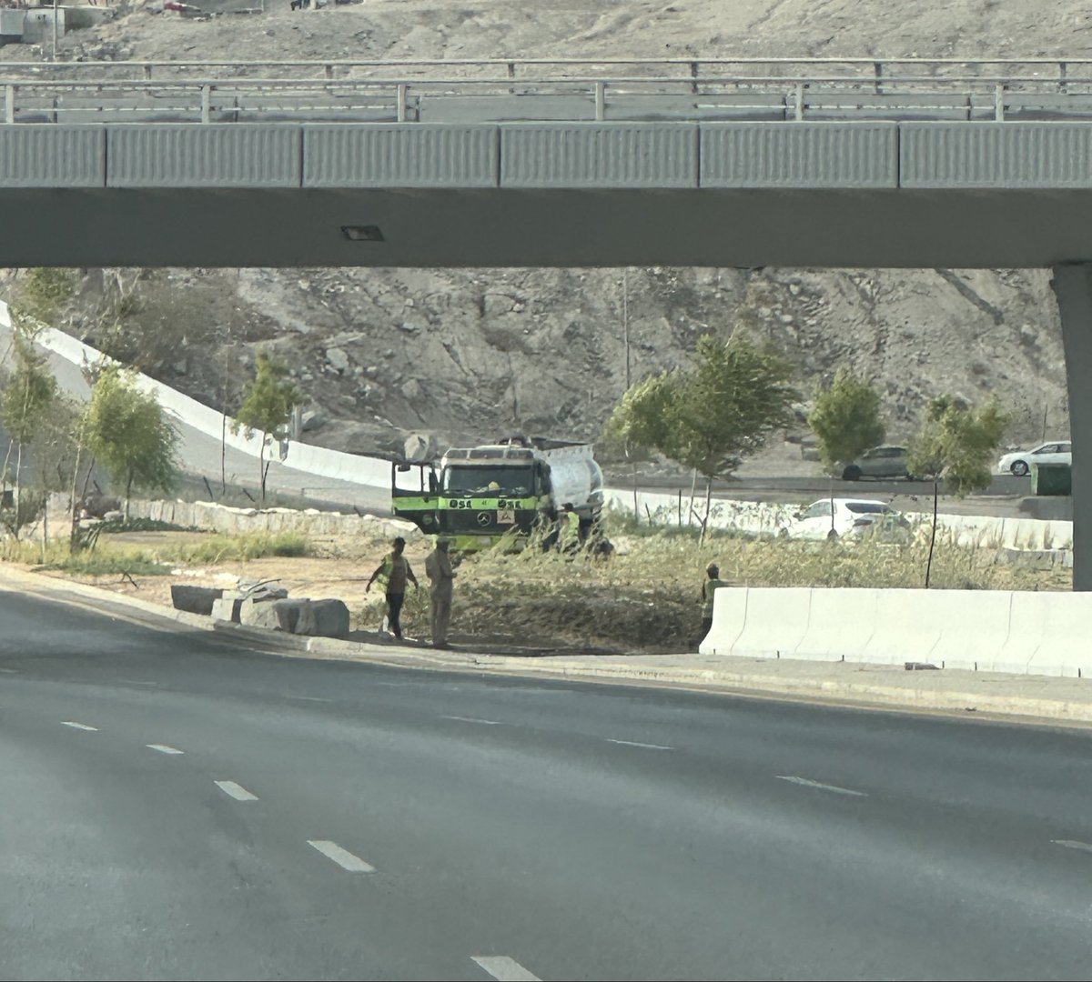 3gar12's tweet photo. تواصل أعمال تشجير وتنسيق عدد من المناطق المحيطة بالطريق الدائري الثالث ومشروع وجهة مسار في مدينة #مكة_المكرمة ، ضمن جهود تحسين المشهد الحضري وتعزيز المساحات الخضراء في العاصمة المقدسة 🕋 https://t.co/KkkZDKdvtj