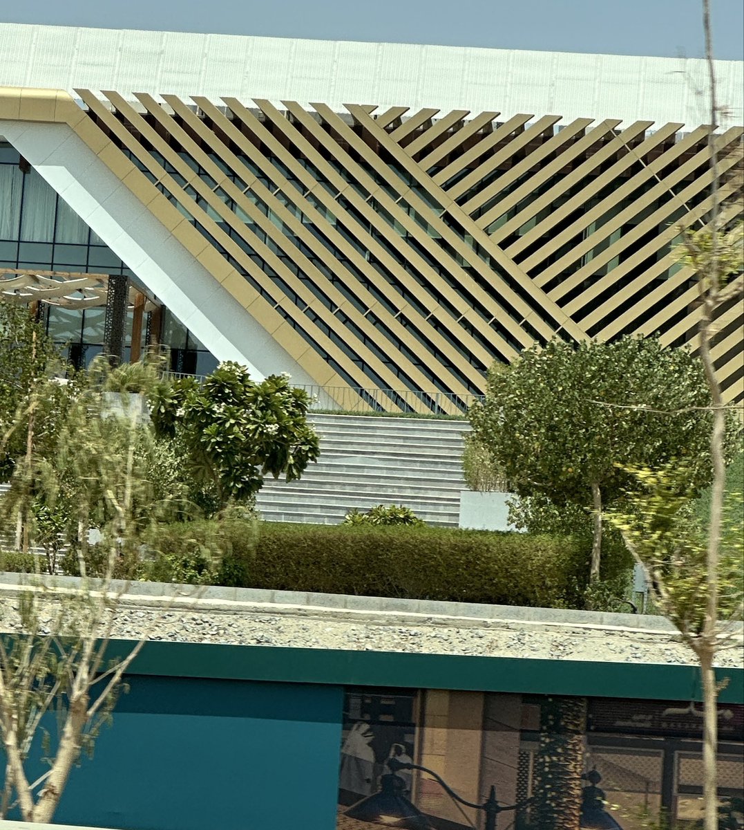 3gar12's tweet photo. تواصل أعمال تشجير وتنسيق عدد من المناطق المحيطة بالطريق الدائري الثالث ومشروع وجهة مسار في مدينة #مكة_المكرمة ، ضمن جهود تحسين المشهد الحضري وتعزيز المساحات الخضراء في العاصمة المقدسة 🕋 https://t.co/KkkZDKdvtj