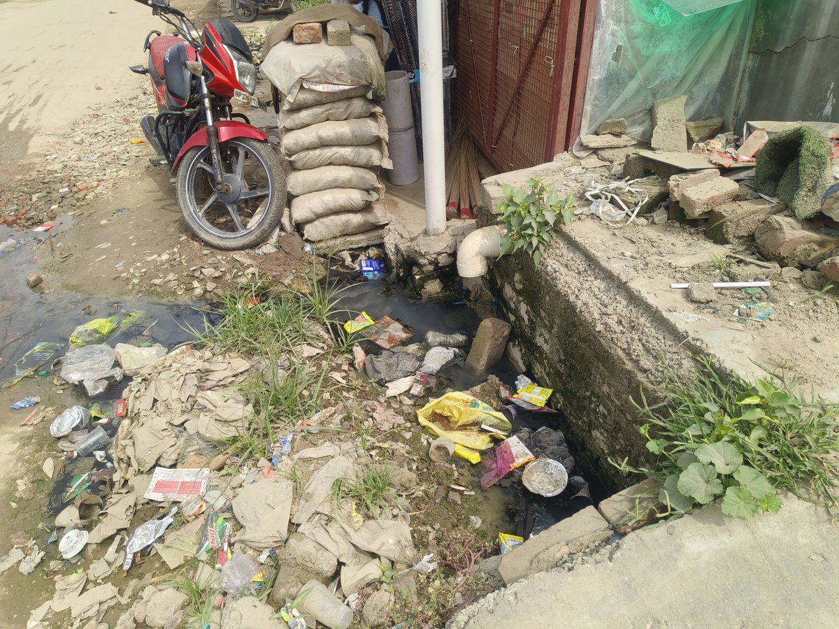 007Navkrishna's tweet photo. @UpRuralDev @myogioffice @myogiadityanath @dmhardoi @CdoHardoi @UPGovt हरदोई जिले के कछौना ब्लॉक की ग्रामसभा कुकुही में हथौड़ा रोड पर बनी नाली का ये हाल,लगता है कि महीनों से नाली साफ नहीं हुई, लगभग 1 महीने से नाली का पानी ओवरफ्लो होकर सड़क पर बह रहा, समस्या का निदान अत्यंत आवश्यक https://t.co/tgwZEpPFwt