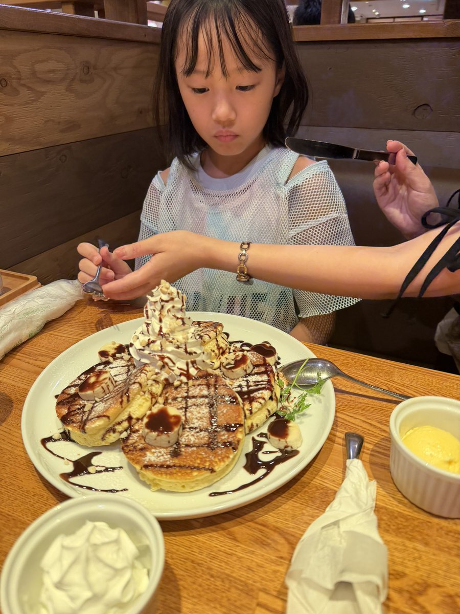 Jimmy56321567's tweet photo. 娘、孫と一緒に食事を
してから夏祭りに。

孫と夏にはお祭りに行くと
思っていたのが実現出来て
凄く嬉しい。

輪投げ、まり投げ、ビー玉すくい
全てに景品をとった孫は、
大喜び。

その様子を見る私はもっと大喜び。

ホイップクリームが
大量に乗った4枚のスフレパンケーキの
アイス付きをペロリ https://t.co/01560E9Qq2