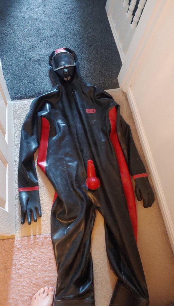 Outpostbence's tweet photo. 🖤🖤Rear MDlatex suit I just got ❤️❤️
#mdlatex #latex #rubberbondage https://t.co/7Qcrarw8zv