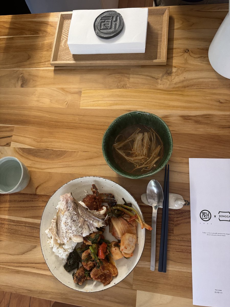 DXXIMIMI's tweet photo. 산 중에 있는 전설의 멜번 한식 식당.
무조건 추첨제로 예약 받아서 2년간 시도 해도 되지 않았음.
얼마전에 드디어! 예약 되어서 다녀옴. 근데 다이닝이 아니라 김치 워크샵이라 예약이 가능 했던 것… 가서 김장만 하고 옴. 산속에 부부가 집을 짓고 주 2일만 식당으로 운영 중. 제주도 같은 느낌. https://t.co/zhqVnWYTYD