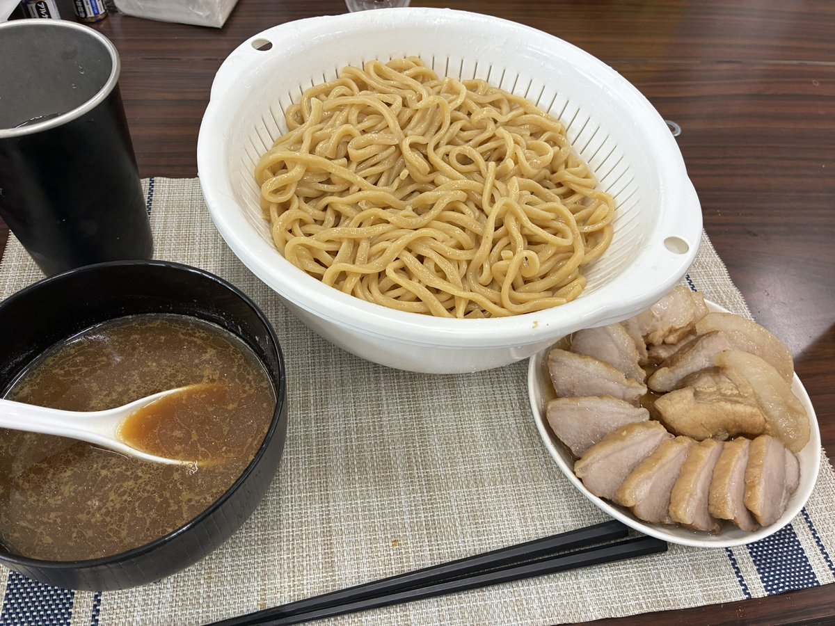 okamonvf5962's tweet photo. お昼ご飯は、スーパーに売ってる二郎インスパイア系レトルトをつけ麺風にきて頂きました😋

魚粉入れまくったお湯でスープ割って美味し https://t.co/ej8CPgK2Yc
