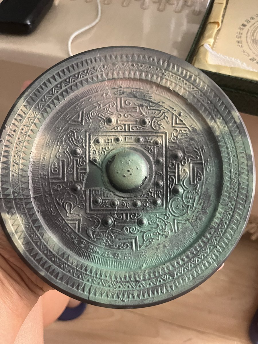 gorohta0's tweet photo. 中国で大阪府安満宮山古墳の青龍三年銘(三国志魏国年号)鏡のレプリカゲット✌️280元で買えた、ラッキー🤞卑弥呼の鏡の完全レプリカ💯定価は45000円ぐらい…中国人の人は価値がわからないのでその辺の雑貨で出していた😂程度もなかなか、ふふふ😏
#卑弥呼　#邪馬台国　#漢式銅鏡　#三国志　#魏国曹叡明帝 https://t.co/n0oLAOWfgI