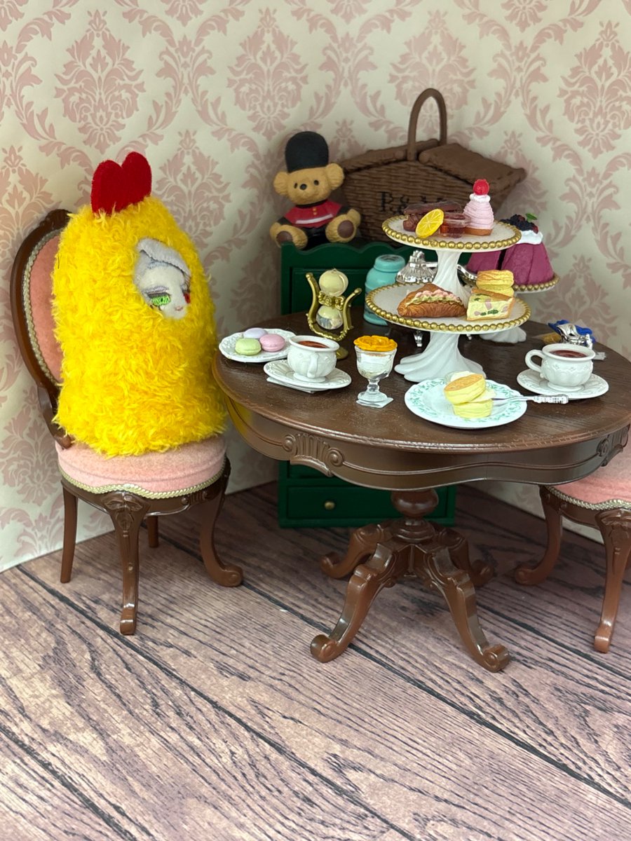 mimiili500's tweet photo. 謎の黄色い物体はエビフライの着ぐるみ着せた5cmトロぬい
めっちゃ気に入ってしまって…… https://t.co/Xp8BUvxpeV