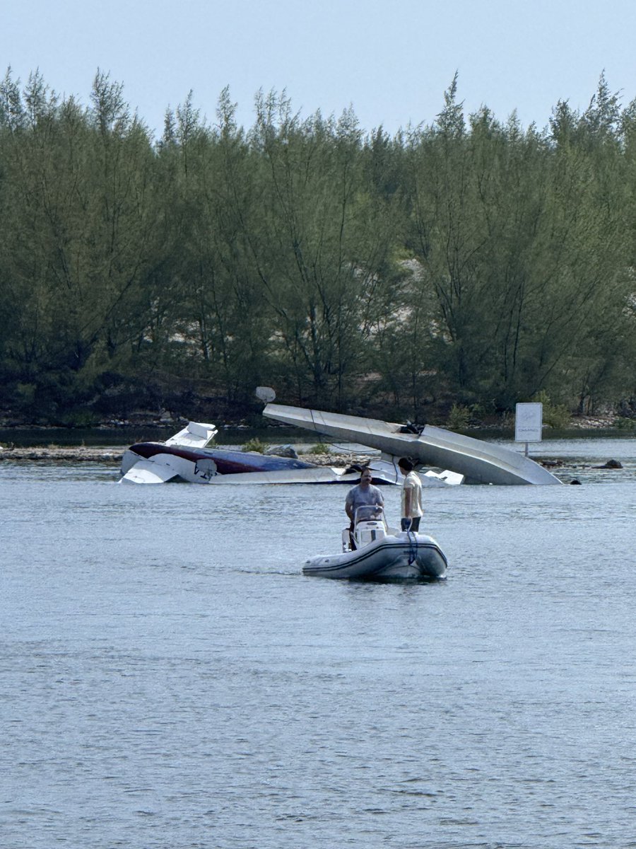 cdavoudpour's tweet photo. Seaplane crash in Bimini this morning. My son helped rescue passengers from the aircraft. Incredible teamwork from everyone on the water. #Bimini
#Bahamas
#Seaplane
#PlaneCrash
#Rescue
#BreakingNews
#Aviation
#FirstResponders https://t.co/3NUOOzJa8S
