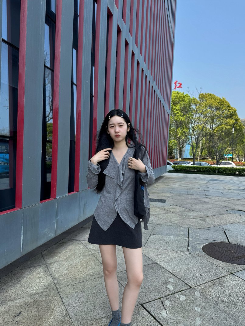 CreamHush's tweet photo. Grey buildings standing quietly behind, setting the whole tone. Grey ruffled top with a short skirt, soft and understated, almost blending in. Canvas bag slung casually, steps easy. Three frames, that's today's street snap, nothing forced, just right 📸🌫️ https://t.co/w0ewohaO0e