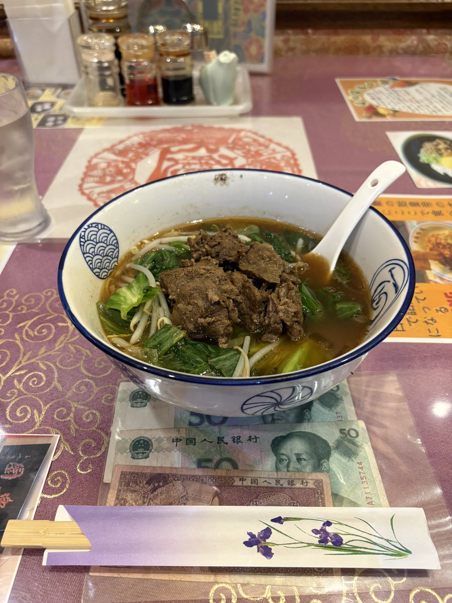 dorlis_LD's tweet photo. 絶賛ついったくん低浮上中の現状報告
夏バテ気味。麺類を食べつつ生きながらえており、仕事じゃない時はにゃんこたちとダラダラしつつ過ごしてます
たまにお出かけもしてます
写真はエアコンの風向先で涼む本日の兄妹と、最近食べて美味しかった牛肉麺 https://t.co/ZoxsasoUs7