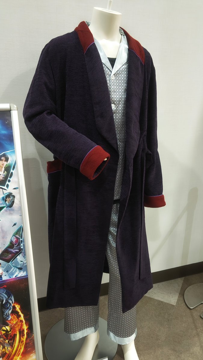 aky_megane's tweet photo. ゼッツ撮影会付き上映行ってきたよ～～
てっきり座席から撮影するのかと思ってたら、ひとりひとり前に出て撮影してよくて神だた😭✨
バリかっこよかった～～😻
ザ・レディとジークの衣装展示も見てきたよ～～
#映画ゼッツ #映画超ギャバン 
#映画超ギャバいゼッツ https://t.co/g2ohPMEfTM