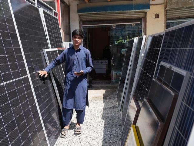 AlefAnsari's tweet photo. Customers moved from one display to another, comparing solar panels, batteries and inverters at a busy solar market in Kabul. Some asked about prices, while others sought advice on systems suitable for their homes or farmland.
 https://t.co/8Hwydk3vZb https://t.co/212FApe6dJ