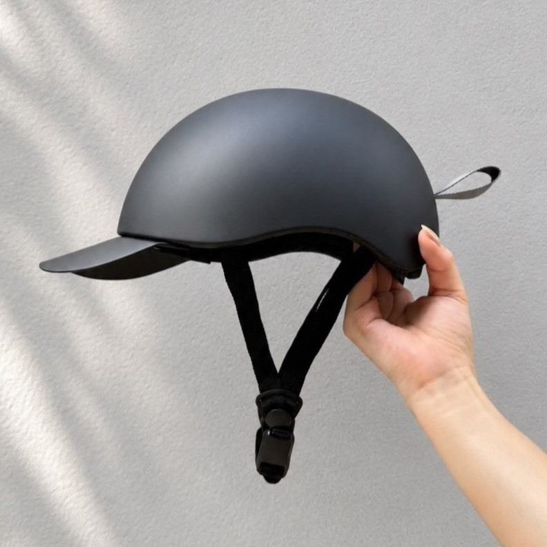 muji_net's tweet photo. 前髪がつぶれにくいように配慮した、「自転車用ヘルメット」がもうすぐ発売。

https://t.co/CDjAXOyuxg https://t.co/YVqMI19jYU