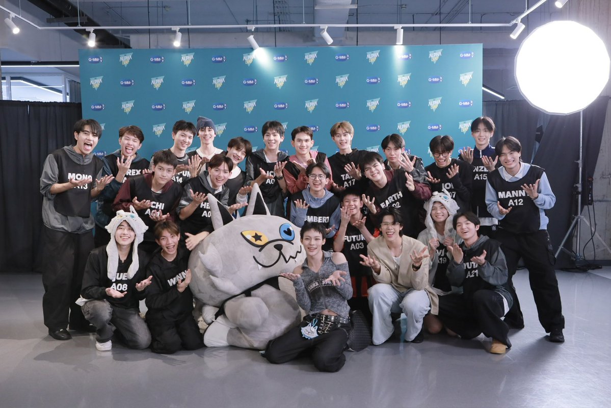 ProjectAlphaTH's tweet photo. จบไปแล้วสำหรับ #TheAlphaCamp6thLive 🐺

ขอบคุณรุ่นพี่ศิลปิน “เลโก้-ตุ้ย LYKN” และ Special guest “Lykyou” ที่มาร่วมแบ่งปันประสบการณ์ ให้คำแนะนำกับเหล่า Alpha New Clan  และขอบคุณทุกกำลังใจที่ส่งให้น้อง ๆ ตลอดการไลฟ์ แล้วอย่าลืมติดตามการฝึกซ้อมของผู้เข้าแข่งขันทั้ง 21 คนไปพร้อมกัน พบกันใหม่ในสัปดาห์หน้า! 

#ProjectAlphaNewClan 
#GMMTV