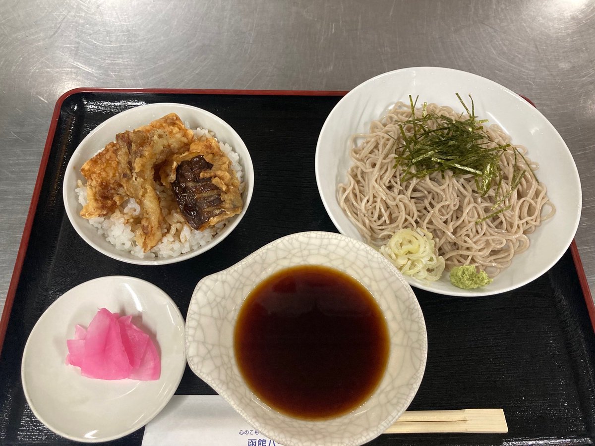 park0128's tweet photo. こんにちは🙂
現在22℃☀️8月に入りましたが涼しく穏やかですね。
8月3日～7日の週替わりランチメニューは『生ざるそば＆ミニ天丼』です‼️

￥850（税込）ドリンク付

8月もよろしくお願いします‼️🙏
 #函館 #ランチ https://t.co/fWMQEsHJ5G