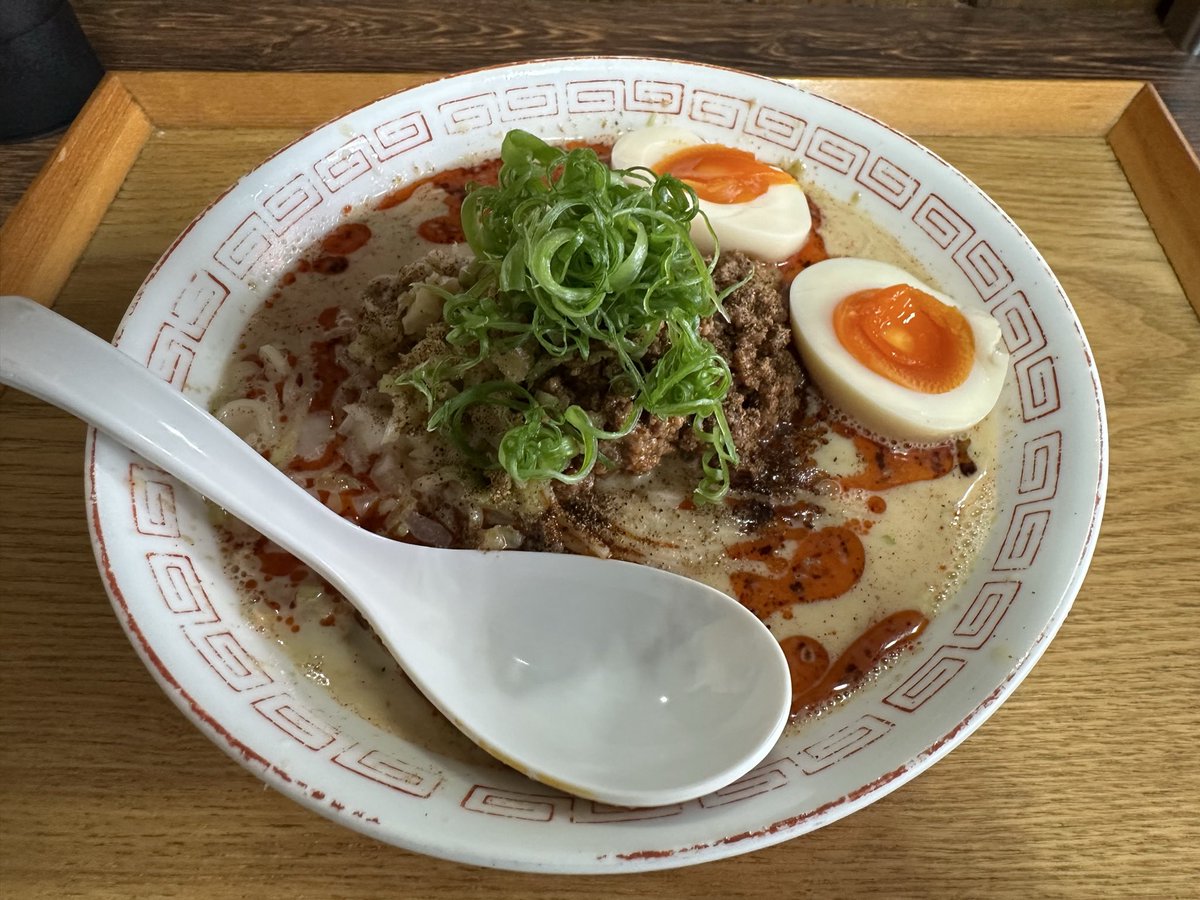 tkntsyk1969's tweet photo. らぁ麺大金星＠横瀬
 
冷やし豆乳担々麺+味玉
 
担々麺食べたくて此方へ✨
冷たくトロミのあるスープは、豆乳のクリーミーさに辣油のピリ辛さが合わさり、又食べ進めると具材の旨味も溶け出し粘度が増し麺に絡みまくりで凄く旨い😆
担々麺には珍しい玉葱のシャキッと感も心地良い🥰
ご馳走様でした😊 https://t.co/AHOY7OGLeL