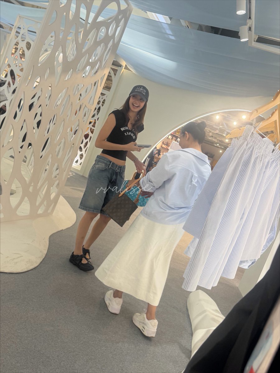 the_lisapopbase's tweet photo. #LISA was spotted at LLOUD pop-up store in 🇹🇭 with her Mama🤍🥰
So cute🫶 https://t.co/UHf8Hdo4sn