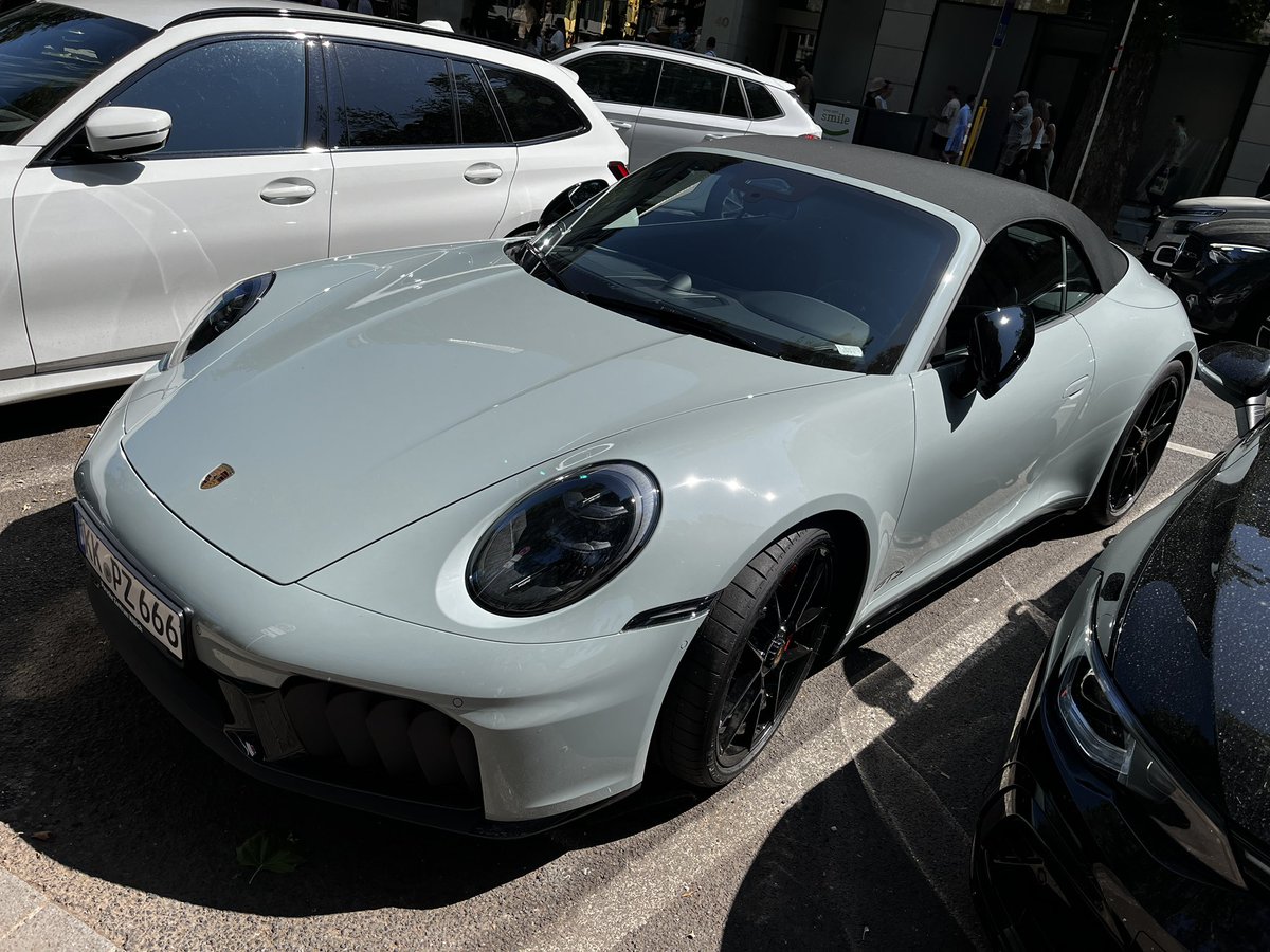 PatrickOrriens's tweet photo. @BNRpetrolheads 1x per kwartaal met mijn 911 naar zijn vriendjes en vriendinnetjes op de @KonigsalleeDus Wat een geweldige stad @Duesseldorf #dusseldorf @Porsche @PorscheNL https://t.co/zZnYM24b5z