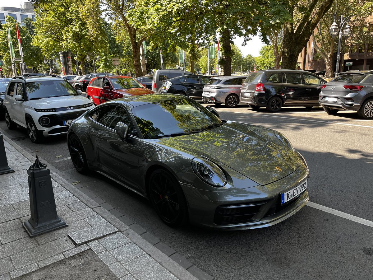 PatrickOrriens's tweet photo. @BNRpetrolheads 1x per kwartaal met mijn 911 naar zijn vriendjes en vriendinnetjes op de @KonigsalleeDus Wat een geweldige stad @Duesseldorf #dusseldorf @Porsche @PorscheNL https://t.co/zZnYM24b5z