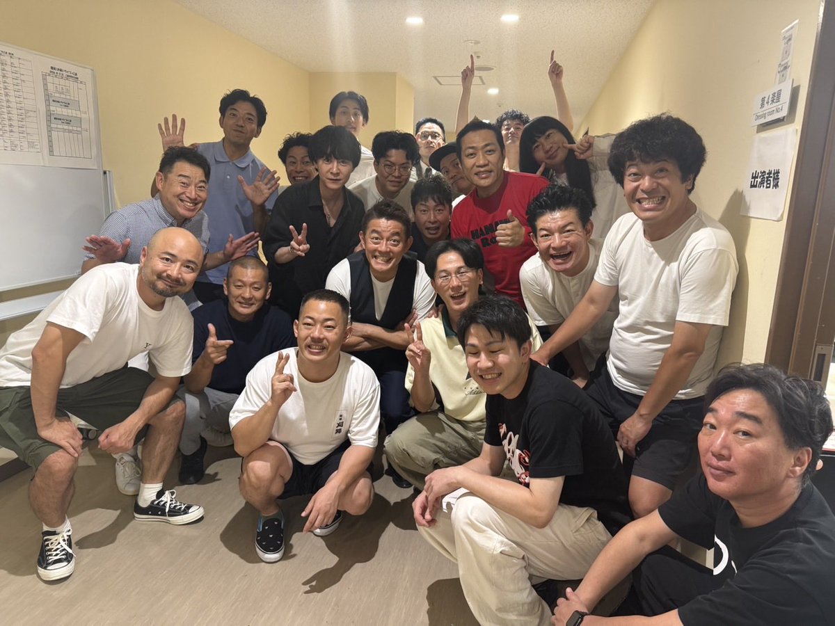 ozwspw's tweet photo. 三島でみんなで漫才。外はすごい蝉の音。夏なんだな https://t.co/wKmw75MpOg