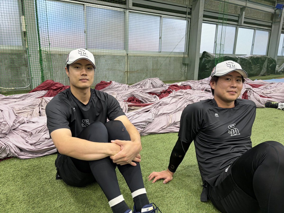 HAWKS_official's tweet photo. 昨日の試合でナイスリードを見せた #渡邉陸 選手！
#上茶谷大河 投手とバッテリーを組むときに意識していることは…「上茶谷さんはよくふざけるので、ふざけさせないことです（笑）」
息ぴったりのバッテリーです✨

#川村友斗 #全新 #sbhawks https://t.co/dulORTQIf4