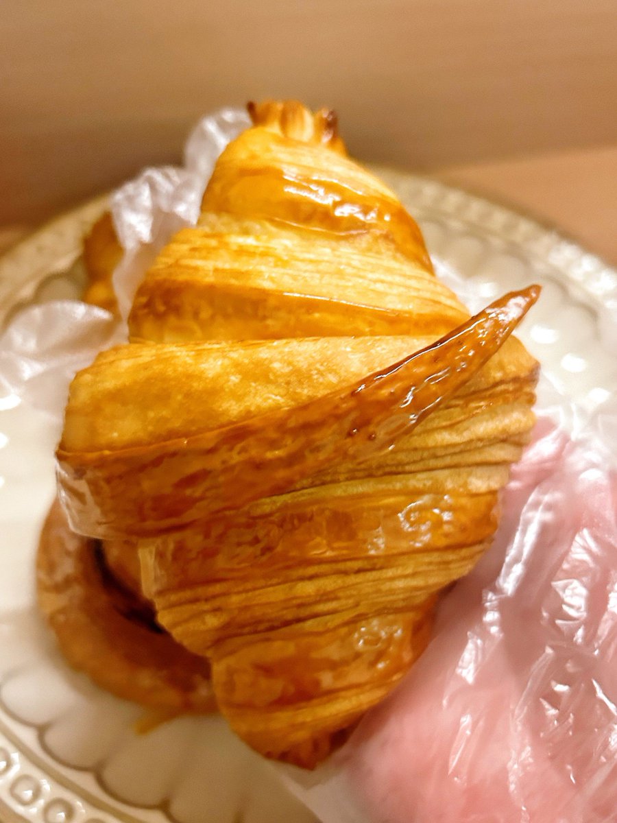 KristiMurayr3e's tweet photo. Just pulled a warm, flaky chocolate croissant from the oven at 7 a.m. — the buttery smell alone is worth the early wake-up!， https://t.co/eeW7v3wChc