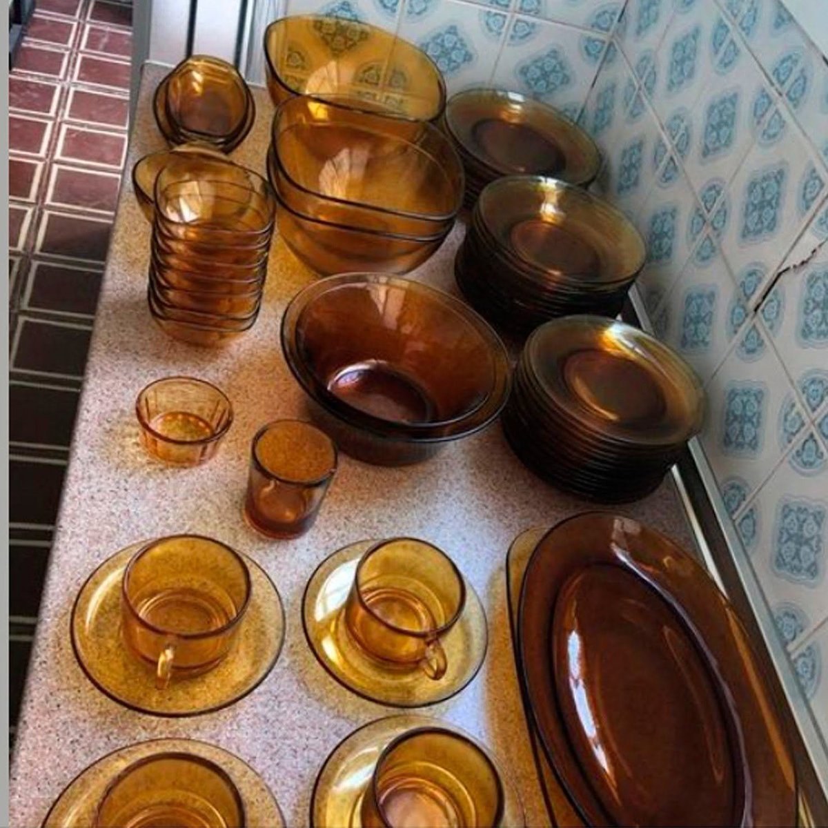 SantiLiebanaR's tweet photo. Si alguien te decía "es que nunca he roto un plato" es porque tenía estos en casa. https://t.co/XTzLjKBfmZ