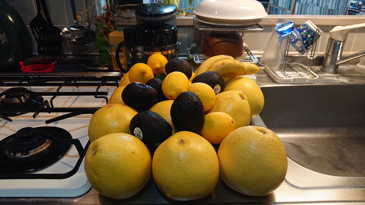 KawamataMail's tweet photo. グレープフルーツ🍊x12 アボカド🥑x8 バナナ🍌x5 レモン🍋x5。今週末の買い物も定番の果物類と野菜類が中心です。暑い夏に冷蔵庫で冷やした果物は、格別に美味しいです❗ https://t.co/z7wEQUuezJ