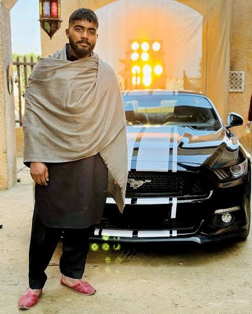 dudeitsokay's tweet photo. > be ankit bainpuriya
> did uthak baithak for 75 days
> got famous as fitness influencer 
> bought mustang & toyota 
> success got over his head
> challenged arman a martial artist 
> got his ass beaten up 

jab tak tum log gareebo ko paisa dilwate rahoge yeh bharat ka naam mitti mein milate rahege