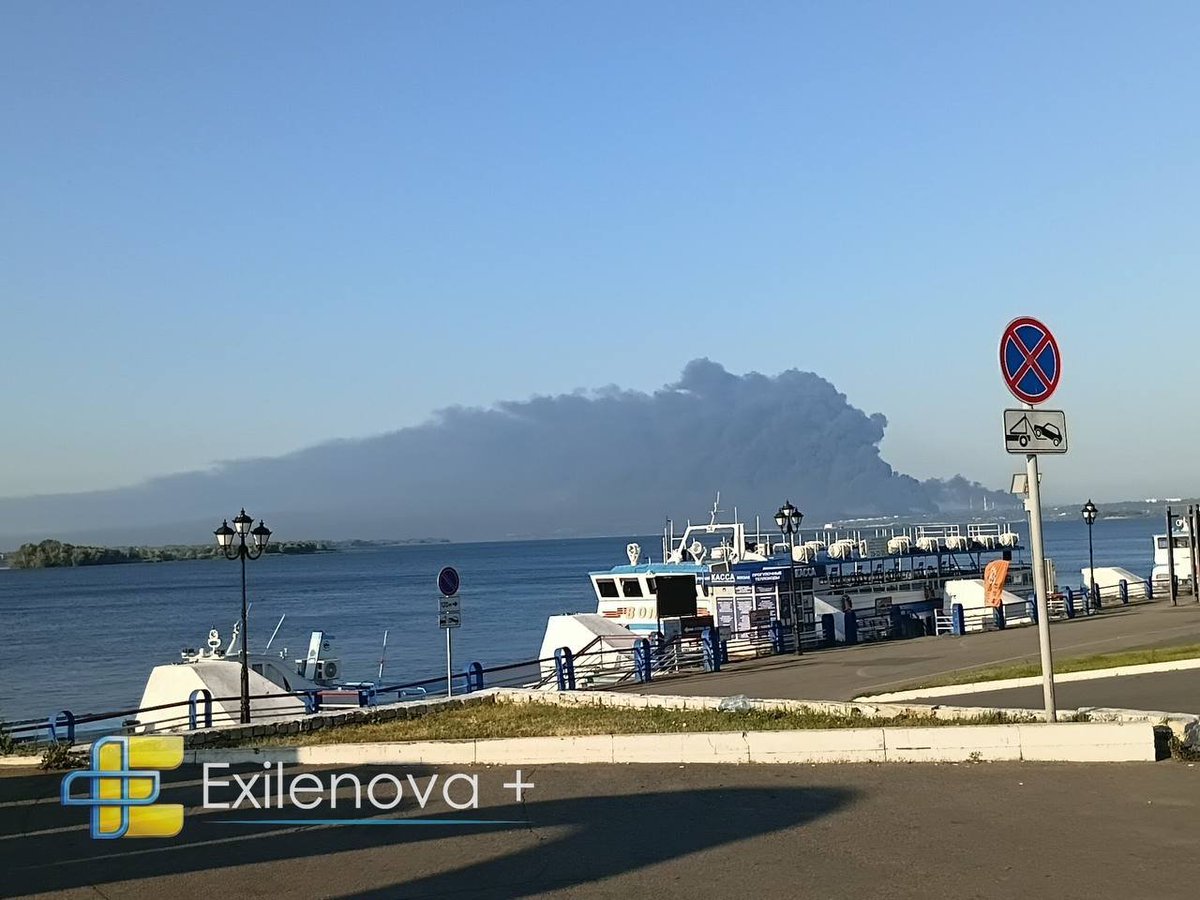 AnnaDeMilanese's tweet photo. 🇺🇦🇷🇺 Ukrainische Drohnen treffen in derselben Nacht Ölraffinerie, Bomberbasis und Logistik-Hub tief in Russland.

In der Nacht auf den 2. August wurde laut Kyiv Independent und russischen Monitoring-Kanälen die Ölraffinerie in Saratow (Rosneft-Konzern) getroffen, ein Feuer brach aus. 
Gleichzeitig meldeten Anwohner Explosionen am Militärflugplatz Engels-2, Heimatbasis der strategischen Bomber Tu-95 und Tu-160. 

In der Region Samara geriet laut ukrainischem Portal Telegraf nach Explosionen ein Wildberries-Lager im Ort Nowosemeikino in Brand – der Standort war bereits am Vortag wegen Drohnenalarms evakuiert worden.

Laut dem Monitoring-Kanal "УС" waren zwischen 20 und 22:40 Uhr insgesamt rund 350 ukrainische Drohnen unterwegs, ein Teil davon Richtung Russland, ein weiterer Teil gegen die besetzten Gebiete im Donbass und auf der Krim.
Wie bereits mehrfach berichtet wurde, gehören sowohl Engels-2 als auch die Wildberries-Lager seit Wochen zu den wiederkehrenden Zielen der ukrainischen Kampagne gegen Treibstoff- und Logistikinfrastruktur. Neu ist diesmal nicht das einzelne Ziel, sondern die Gleichzeitigkeit: Treibstoffnachschub, strategische Luftwaffe und militärisch relevante Zivillogistik werden in derselben Nacht parallel getroffen – ein Muster, das zeigt, wie systematisch Kyjiw inzwischen die gesamte russische Versorgungskette angeht.

Eure Einschätzung dazu gerne in die Kommentare.

Quellen: Kyiv Independent, https://t.co/bHSaymPbyU, Monitoring-Kanal "УС"