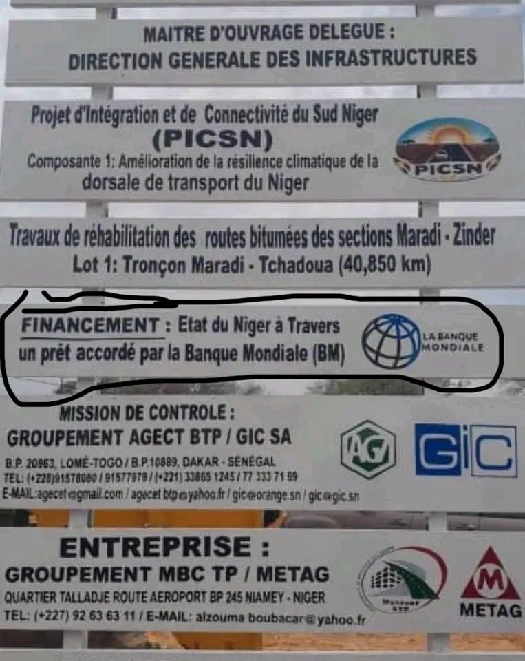 Arafat_227's tweet photo. #MARADI/#ZINDER/#ROUTE : 173 MILLIARDS POUR LES TRAVAUX DE RÉHABILITATION DES 234 KM RELIANT LES DEUX VILLES !

Le Gouvernement du Niger a procédé au lancement officiel des travaux de réhabilitation de la Route Nationale N°1, section Maradi – Zinder, longue de 234 kilomètres. La cérémonie a été présidée par le Premier Ministre, Ali Mahamane Lamine Zeine, en présence des membres du Gouvernement, du Conseil Supérieur de la Refondation (CSR), de Leurs Majestés les Sultans du Katsina, du Gobir et du Damagaram, des gouverneurs des régions de Maradi et de Zinder, des cadres régionaux, des autorités administratives et techniques, ainsi que d'une forte mobilisation des populations de Maradi.

Pour rappel, le tronçon Tchadoua – Takieta, long de 143 kilomètres, datant de 1993, est aujourd'hui dans un état de dégradation très avancé, nécessitant une intervention urgente pour améliorer la sécurité et la fluidité du trafic sur cet axe stratégique.

Ce projet d'envergure s'inscrit dans le cadre du Projet d'Intégration et de Connectivité du Sud-Niger (PICSN), financé par l'État du Niger grâce à un crédit accordé par la Banque mondiale.

Afin de garantir une exécution efficace et dans les meilleurs délais, le projet a été subdivisé en quatre lots géographiques distincts :

- Lot N°1 : Maradi – Tchadoua (41 km) ;
- Lot N°2 : Tchadoua – Tessaoua (84 km) ;
- Lot N°3 : Tessaoua – Takieta (61 km) ;
- Lot N°4 : Takieta – Zinder (48 km).

Selon le ministre de l'Équipement, le Colonel Major #Salissou_Mahamane_Salissou, cette approche par lots traduit la volonté ferme du Gouvernement de permettre aux entreprises nigériennes d'exprimer pleinement leur potentiel et de participer activement à la construction du pays.

Dans son allocution, le ministre a précisé que la réhabilitation de la RN1 Est, section Maradi – Zinder, prévoit une chaussée revêtue en Béton Bitumineux à Module Élevé (BBME) d'une épaisseur de 6 cm, sur une largeur de 10,2 mètres, avec des accotements revêtus de 1,5 mètre de chaque côté.

Dans les traversées des grandes agglomérations, des aménagements en 2 × 2 voies de 3,5 mètres sont prévus, avec un terre-plein central en pavés autobloquants ou en bordures hautes en béton armé, ainsi que des trottoirs de 2 × 1,50 mètre.

Sur le plan environnemental et social, plusieurs travaux connexes seront réalisés, notamment la réhabilitation de 35 km de routes en terre moderne, la construction de 500 km de routes rurales, de 50 km de caniveaux en béton armé, ainsi que la réalisation de forages, de blocs de classes, de clôtures d'écoles riveraines et de Centres de Santé Intégrés (CSI).

Les travaux seront réalisés pour un montant de 173 260 672 122 F CFA TTC, avec un délai d'exécution de 24 mois, par les groupements d'entreprises suivants :

- Groupement MBC BTP / EGTA Gholami pour les lots 1 et 2 ;
- Groupement MOREY / EGBTP pour le lot 3 ;
- Groupement WAZIRI / ESICO BTP pour le lot 4.

Le contrôle et la surveillance des travaux seront assurés pour un montant de 4 322 971 639 F CFA TTC, avec un délai d'exécution de 38 mois, incluant la période de garantie des travaux, par les groupements de cabinets suivants :

- AGECET BTP – GIC SA pour le lot 1 ;
- AGEIM – DECO IC pour le lot 2 ;
- LAMCO-INGÉNIERIE – TECHNI CONSULT pour les lots 3 et 4.

Le ministre de l'Équipement ont insisté sur la nécessité pour les entreprises de privilégier le recrutement de la main-d'œuvre locale, afin que ce projet contribue à la création d'emplois pour les jeunes, à la dynamisation du commerce et au développement économique des localités traversées.

Enfin, le ministre a rappelé qu'une loi portant protection du patrimoine routier national ainsi que son décret d'application ont été adoptés par le Gouvernement, afin d'assurer la préservation durable des infrastructures routières du pays.

Le Souffle de Maradi