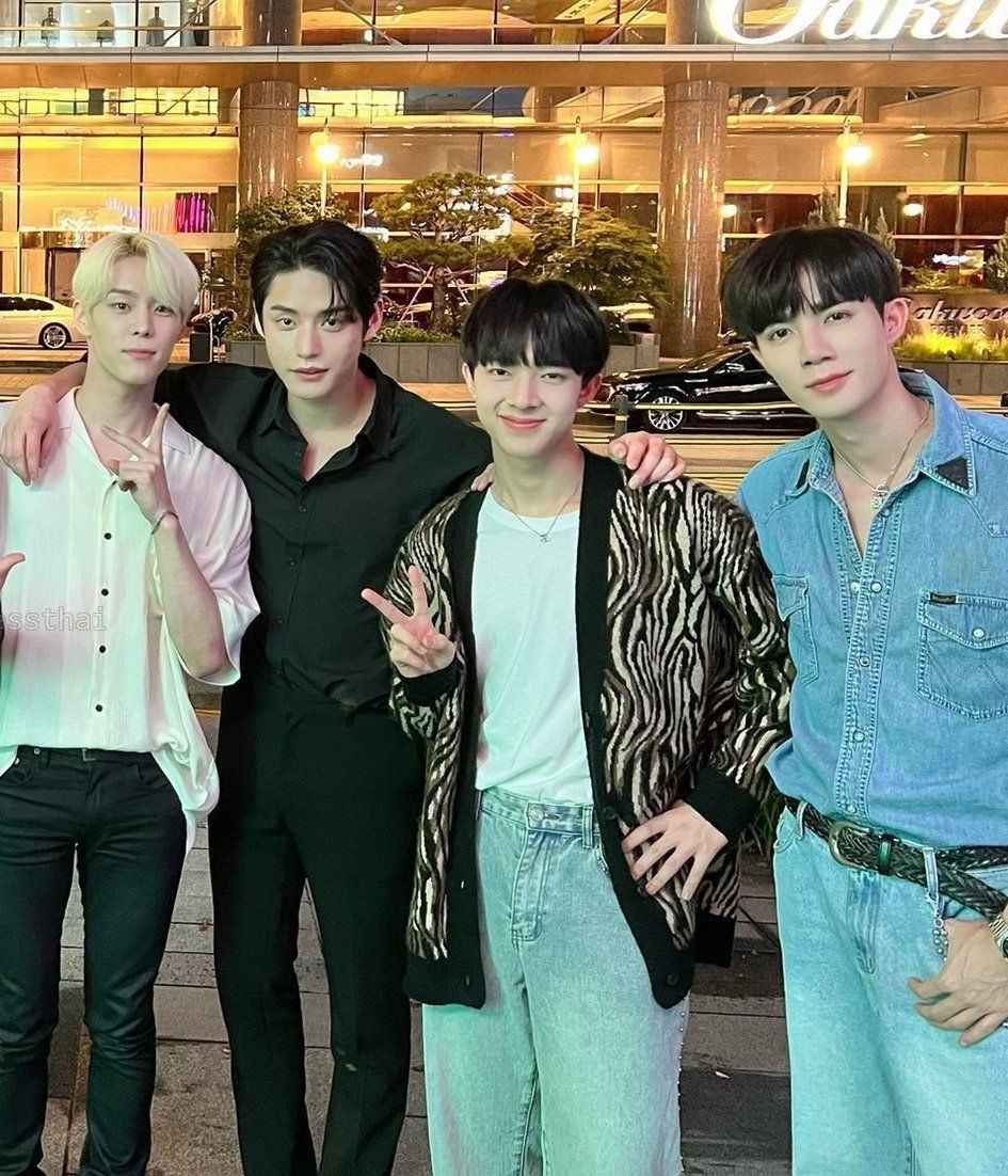kamiwoong's tweet photo. During Jiwoong 10 career he would meet many artists, who would believe that 2 of them would be Nunew &amp; Zee 🇹🇭 

OUR STORY WITH KIM JIWOONG

#Chapter10WithJiwoong
#KIMJIWOONG
#김지웅 #キムジウン https://t.co/SYa1DXzCp4