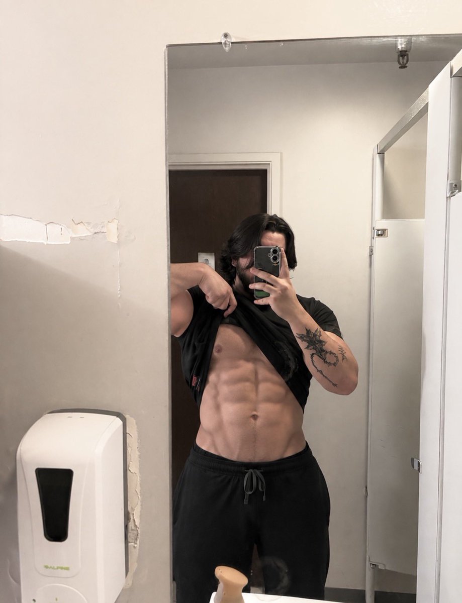 ctrluzi's tweet photo. love my work gym :0 https://t.co/UgCh9sXefV