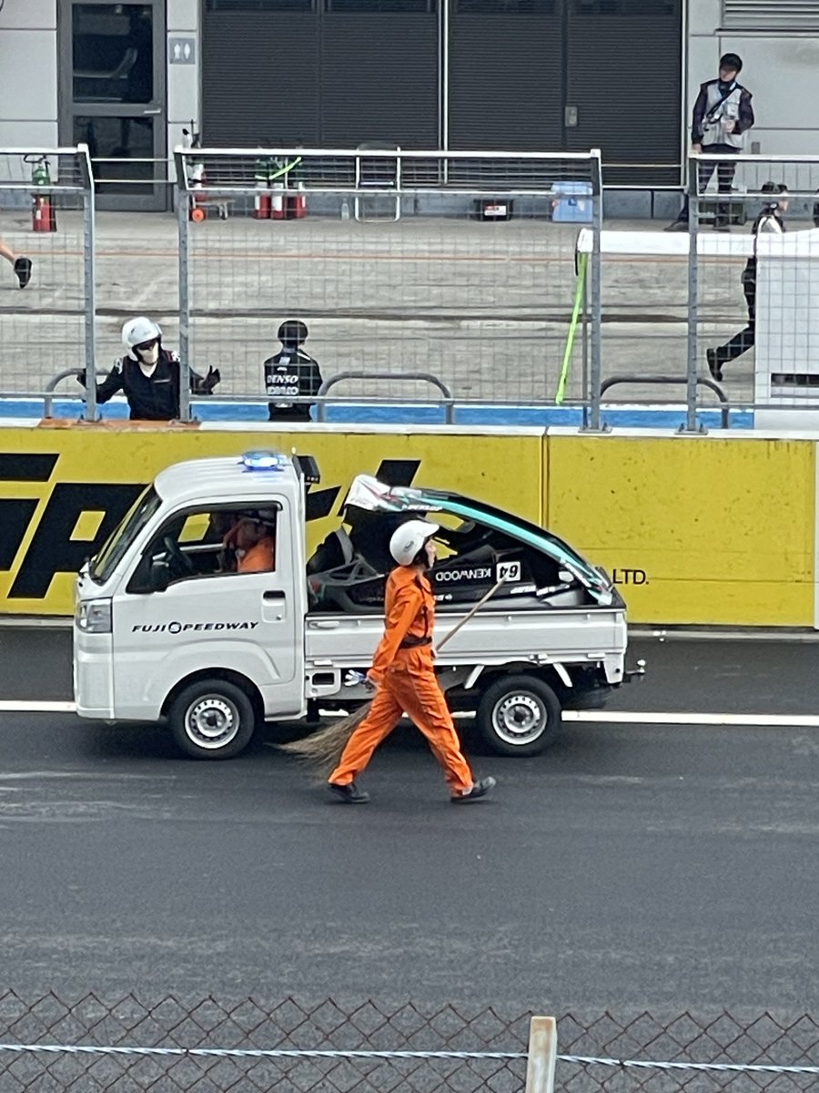 natsuw030's tweet photo. 車だったものが運ばれていく、、、 https://t.co/xu0StikuB4