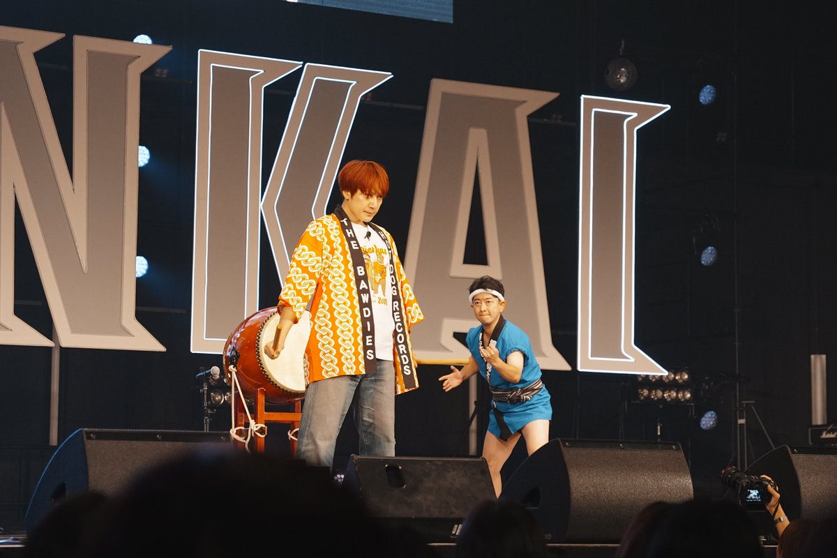 daibakushow_y's tweet photo. ★☆★ オープニング🎉★☆★
🥂KAMPAI ACT🥂
#ダンビラムーチョ
#THEBAWDIES
#ROY

ダンビラムーチョ×THE BAWDIES  ROYのKANPAI  ACTが登場！

冨安四発太鼓保存協会の竹内会長がきてくれました！
ROYさんと血沸き肉踊る瞬間にうつ太鼓、打ち終わった後の表情も絶妙でした🥁

#DAIENKAI2026
#DAIENKAI
@ROYTHEBAWDIES