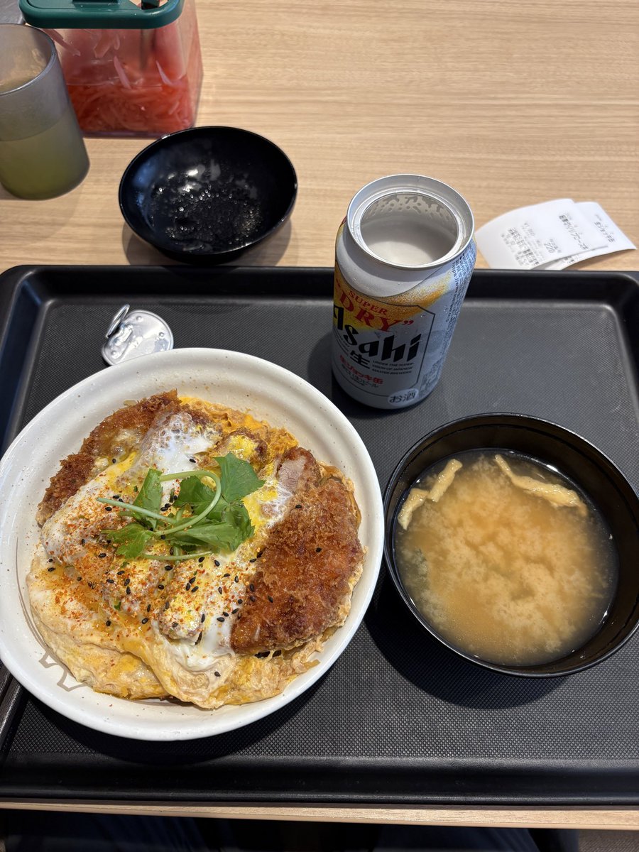 7886401ya's tweet photo. かつ丼〜かつ丼〜と
頭の中ループ🌀

忙しすぎて
ロクなもの食べてないかも

からの
超厚切りリブロースカツ丼
朝から #松のや さん
カンパーイ🍻

#晩酌 #麺活日誌
#この足で休日出勤 #大丈夫です内業なので https://t.co/vnPPPVef62