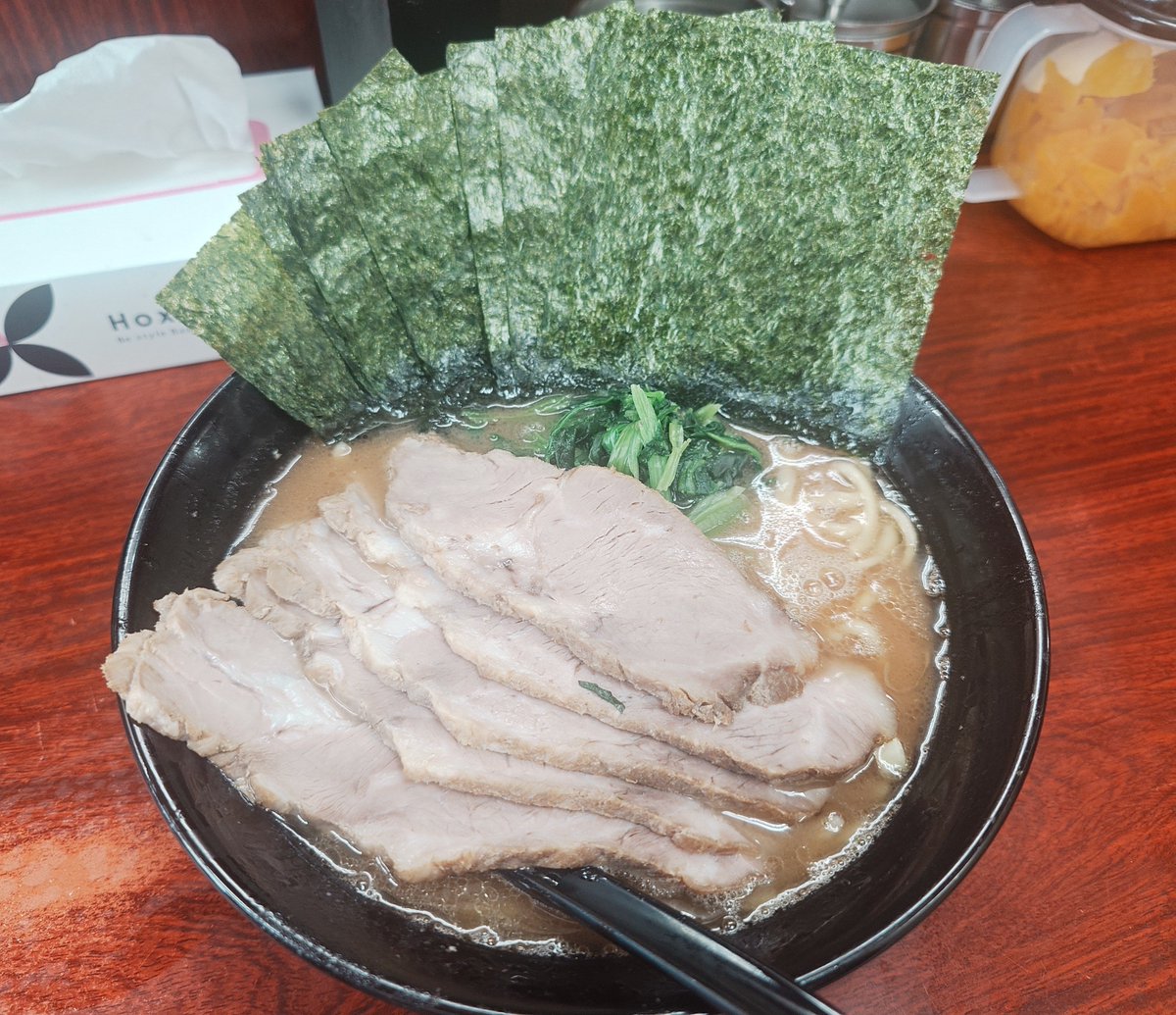 leaderkamone's tweet photo. 「武蔵家」菊名
あれぇ～。
5〜6回食べてますが、気が付かなかっただけですかな。微かな「豚骨臭」が。珍しいな。家系で。😀
酒井製麺の「トゥルーン感」弱いな。

ご馳走様でした。

#武蔵家　#家系　#豚骨醤油　
#酒井製　#東急東横線　#菊名 https://t.co/mvBmHU4KHF
