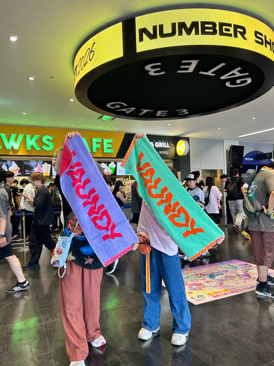 kotepon18's tweet photo. 午後からの参戦だったからグッズ諦めてたけどsilenceで一緒だったVAWSさんの
ご好意でゲットでき感謝でいっぱい😭
#numbershot 
#vaundy https://t.co/R8AL4ELoPs