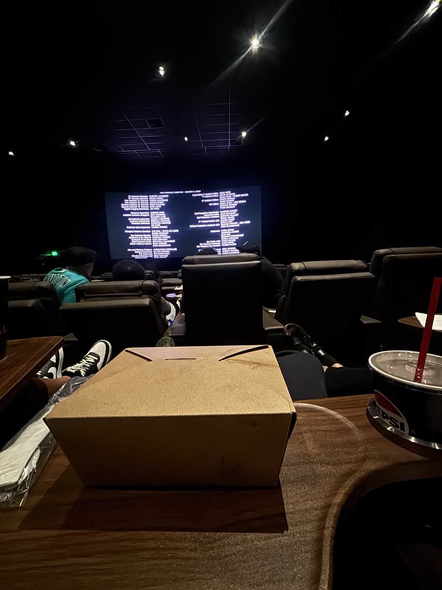 T2Worthy's tweet photo. Thank you T-Mobile hands top 3 #spiderman film 🙌🏾 https://t.co/AHVkCH5qw5
