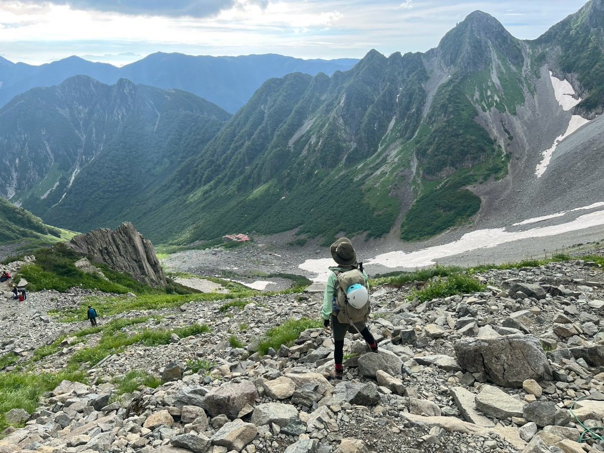 ymkmaka's tweet photo. 3日目⛰️早���に涸沢岳から前穂、奥穂方面。小屋から奥穂に登っていく人たくさん。涸沢を見下ろして帰りないと思ってる私。どなたかのXで教えていただいた奥穂登頂した人だけが証明すらばもらえる御朱印をゲット💓
重太郎新道から前穂高���吊り尾根で憧れの奥穂に登頂🤩最高な3日間でした‼️ https://t.co/elA0HgLnqS
