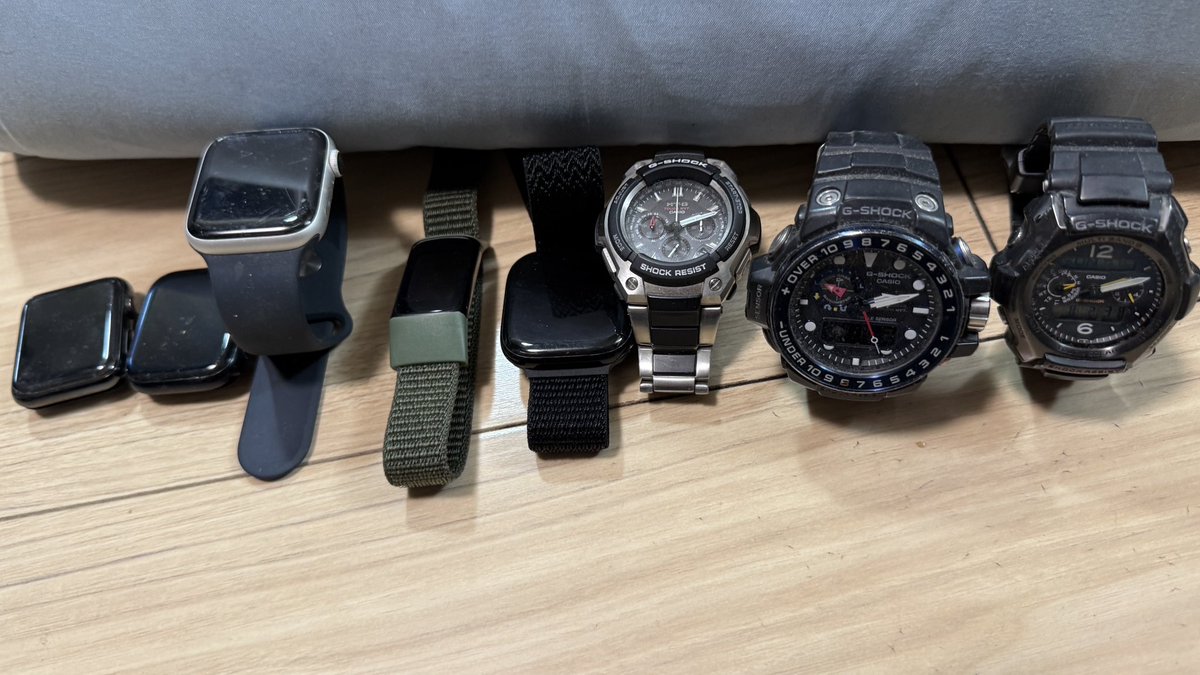 ComplSch's tweet photo. 今手持ちで動く腕時計。普段は中央の細い #fitbit6 を右手に #AppleWatch シリーズ10?を左手つけている。フォーマルな腕時計が無いのでメタルの #gshock MT-G で誤魔化しています。 https://t.co/BIdajUmEYC