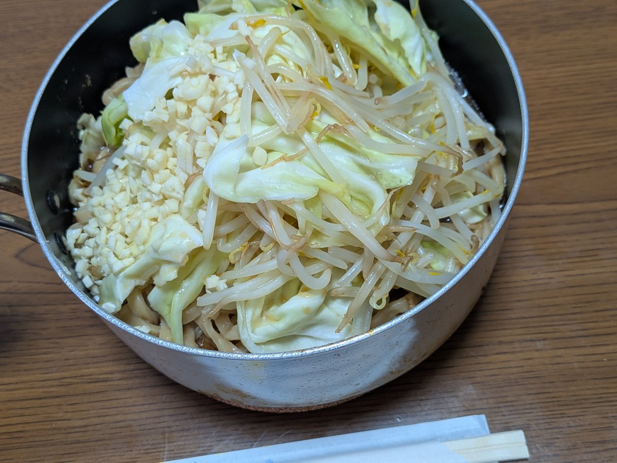 K54591485's tweet photo. ゴリワシ麺（二郎ぽい低加水麺）が投げ売りされてて衝動買いしたから初家二郎

https://t.co/xhvtbnbelP
このレシピで作ったけど乳化の弱い二郎みたいな感じで美味でした

面倒だから鍋のまま食い
一人暮らしの料理なんてこんなもんだよね https://t.co/EK9QB4QuZJ