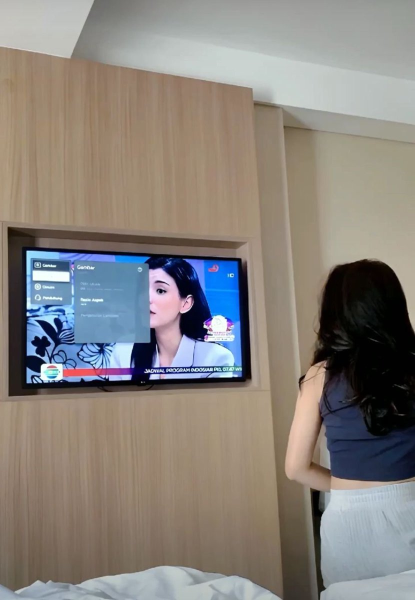GerardMasulbr's tweet photo. dia yang nonton, aku yang keberisikan, pliss sayang kecilinnnnn https://t.co/BvOLr1x25i