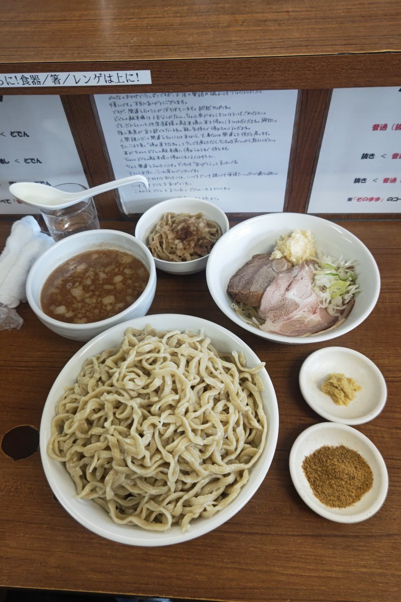 maya93067542's tweet photo. ラーメンの店どでん 北浦和本店

今日も暑いし並びたくないなぁ🥵💦
って思ってたら、並び無し即着席😆✌️

つけ麺(冷)500g申請？、ニンニク、魚粉、生姜🍜
謎のお通し＆愛情盛り…etc AZMS🙏

店長＆Ｈ君！！
今日も美味しく楽しくご馳走様でした🙇
これで連休前の激務も頑張れる💪
また来ます‼️ https://t.co/2xZ5DEVzAK